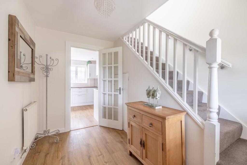 3-Bed Family Home With Parking & Large Garden Windsor Bagian luar foto