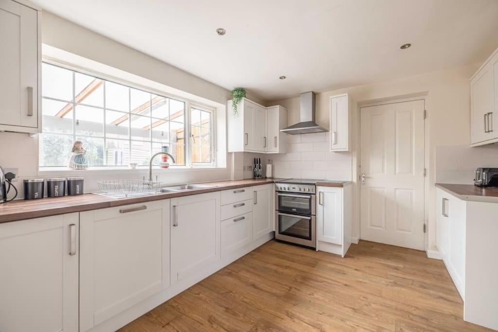 3-Bed Family Home With Parking & Large Garden Windsor Bagian luar foto