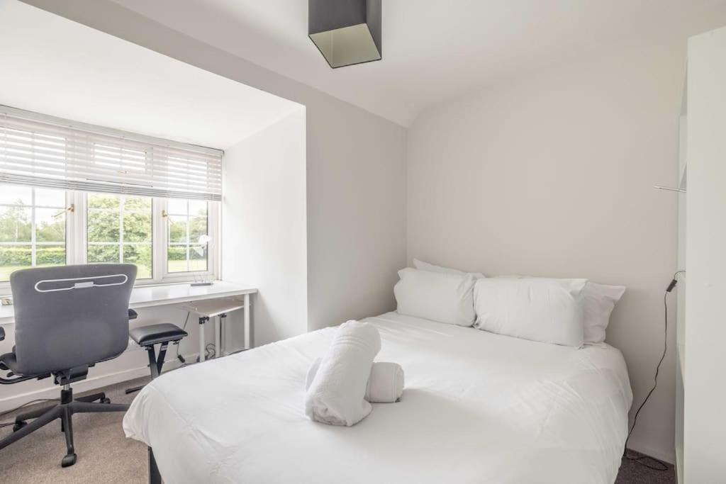 3-Bed Family Home With Parking & Large Garden Windsor Bagian luar foto